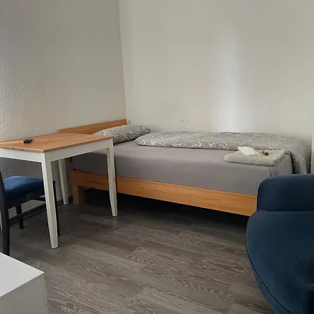 & Monteurzimmer - Free Parking & 24h Check-in Apartmán