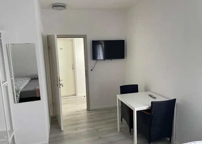 & Monteurzimmer - Free Parking & 24h Check-in *